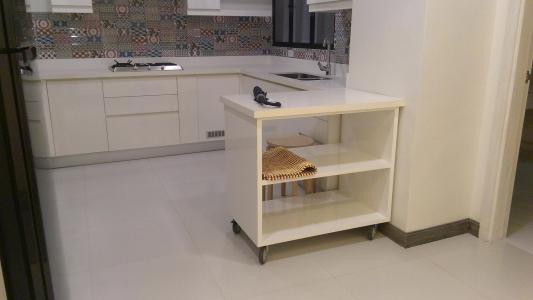 The spacious kitchen