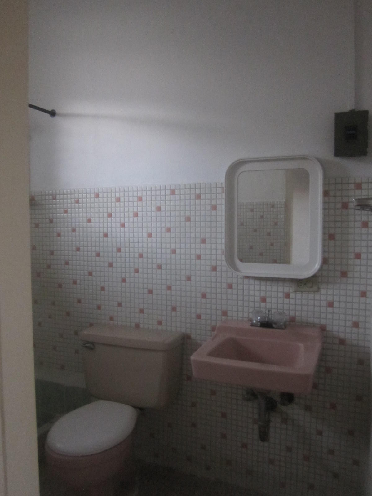 SHARED TOILET IN 2ND AND 3RD RM